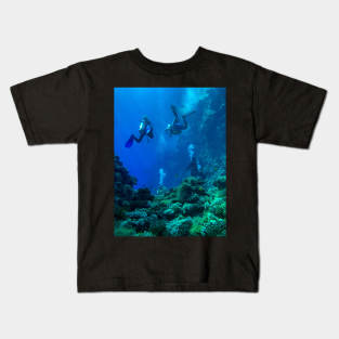 Coral reef and scuba divers Kids T-Shirt